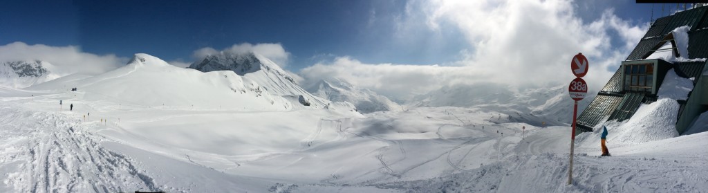 Panorama of the start of the run from the top of the cable car towards Zurs