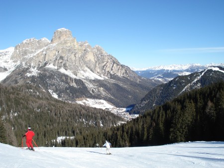The main ski areas are above the towns in plateaus below the pointed peaks. The scenery is amazing. Lots of jagged peaks, cliffs and out-crops of rock.